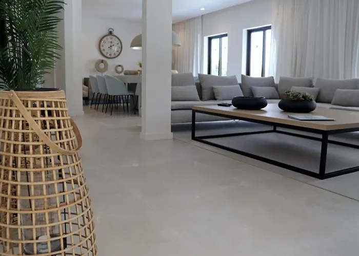 Hibiscus, Great Location In Vilamoura, Lush Lawns And Garden