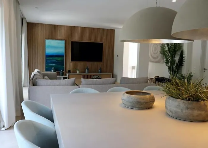 Villa Hibiscus, Great Location In Vilamoura, Lush Lawns And Garden *