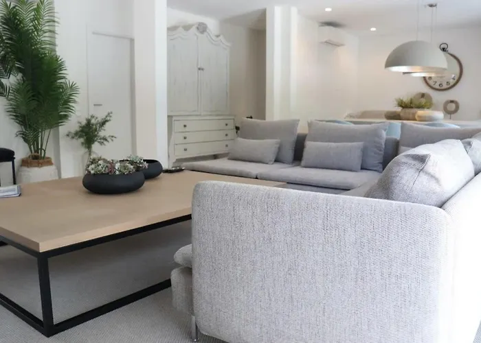 Hibiscus, Great Location In Vilamoura, Lush Lawns And Garden