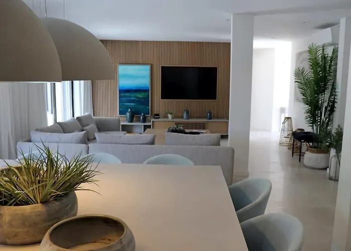 Villa Hibiscus, Great Location In Vilamoura, Lush Lawns And Garden