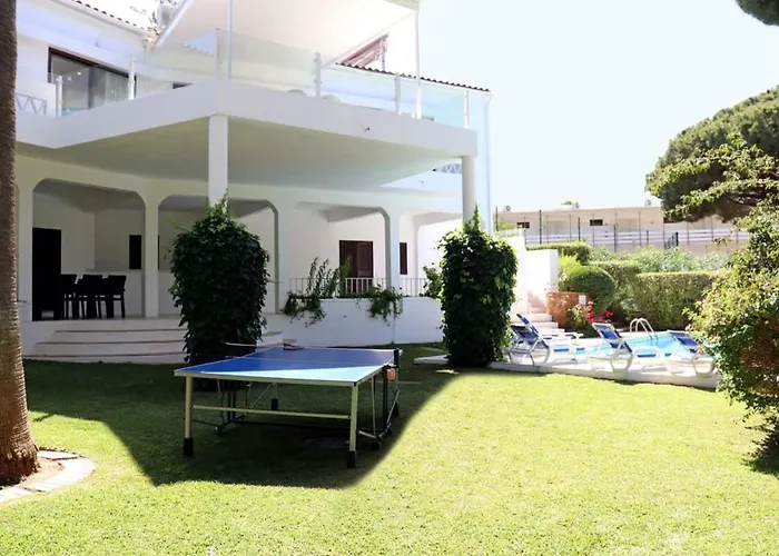 Hibiscus, Great Location In Vilamoura, Lush Lawns And Garden Villa *