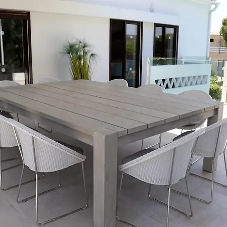 Villa Hibiscus, Great Location In Vilamoura, Lush Lawns And Garden *