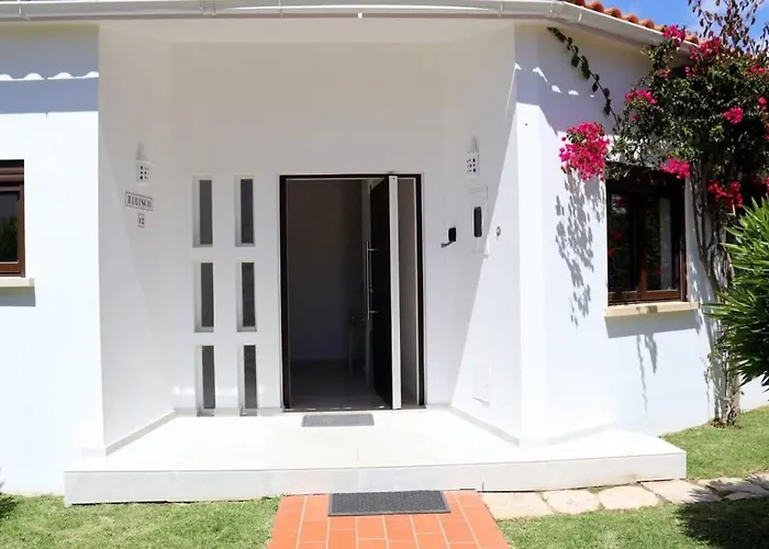 Villa Hibiscus, Great Location In Vilamoura, Lush Lawns And Garden Quarteira