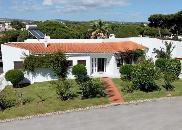 Hibiscus, Great Location In Vilamoura, Lush Lawns And Garden Quarteira