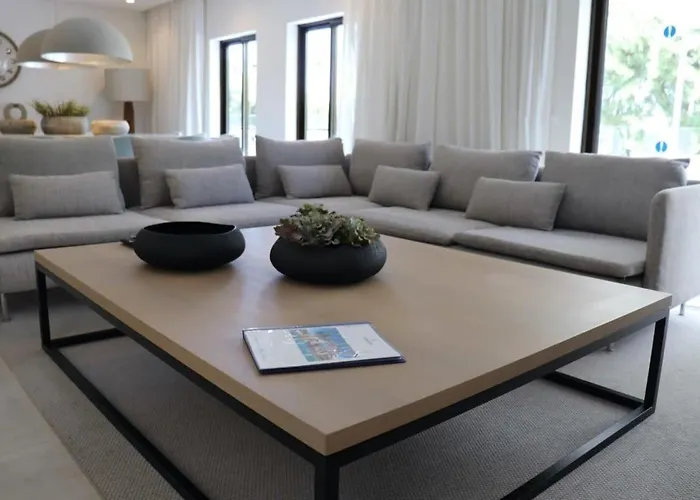 Hibiscus, Great Location In Vilamoura, Lush Lawns And Garden Villa *