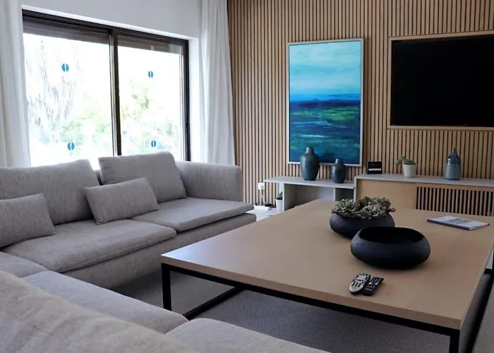 Hibiscus, Great Location In Vilamoura, Lush Lawns And Garden Quarteira