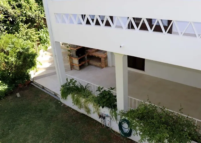 Hibiscus, Great Location In Vilamoura, Lush Lawns And Garden Villa *
