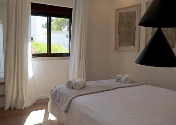 Hibiscus, Great Location In Vilamoura, Lush Lawns And Garden Quarteira