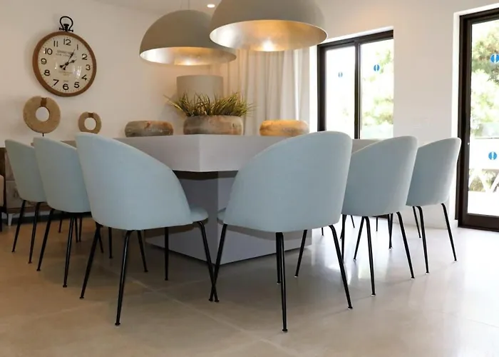 Hibiscus, Great Location In Vilamoura, Lush Lawns And Garden *